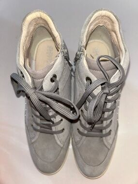 NWOB Geox Women's Hightop Light Gray Suede Lace-Up Sneakers size EU 39
